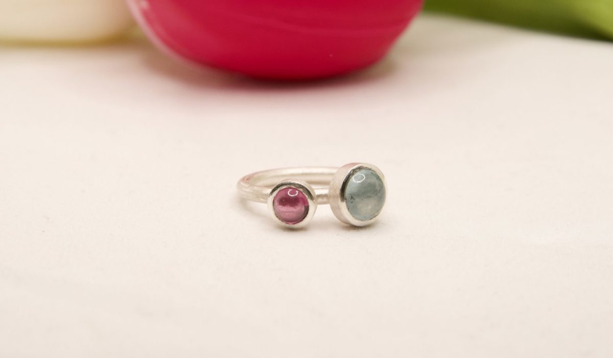 Ring mit Aquamarin und Rhodolith, 925Ag